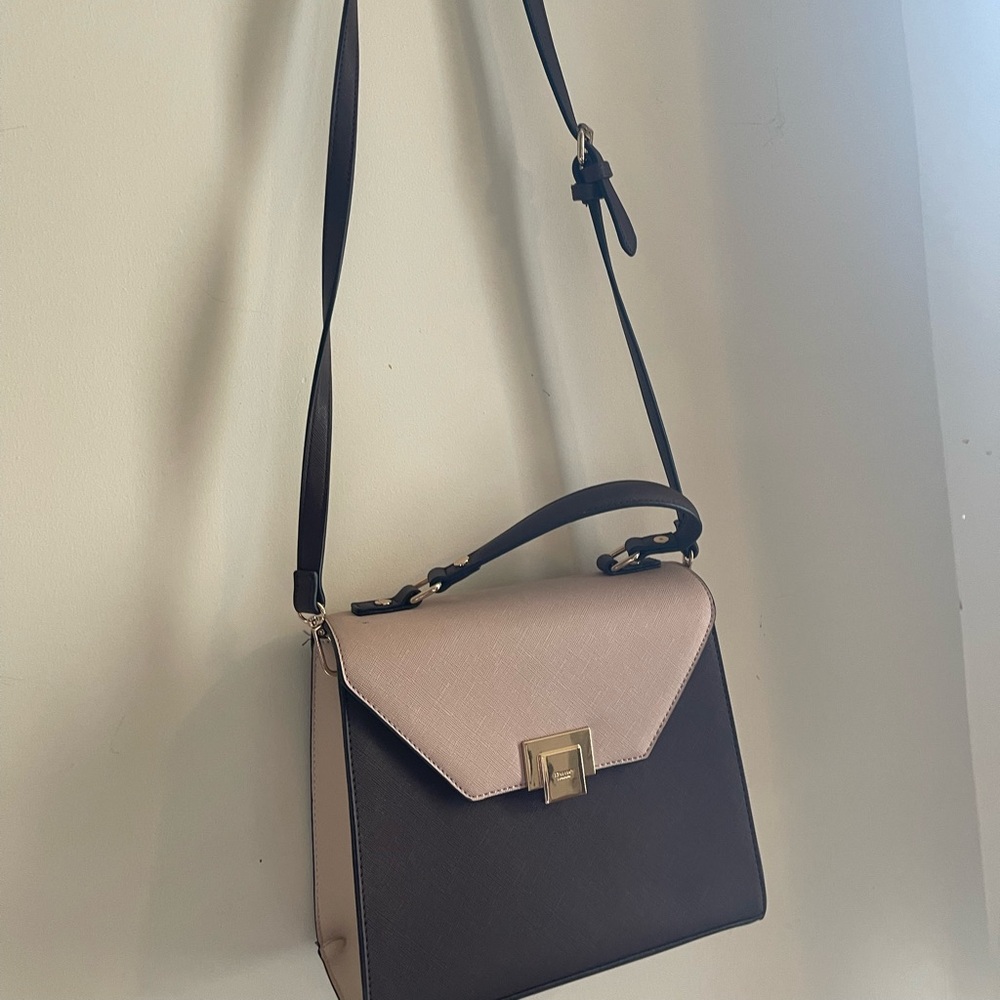 Women’s small to medium sized purse